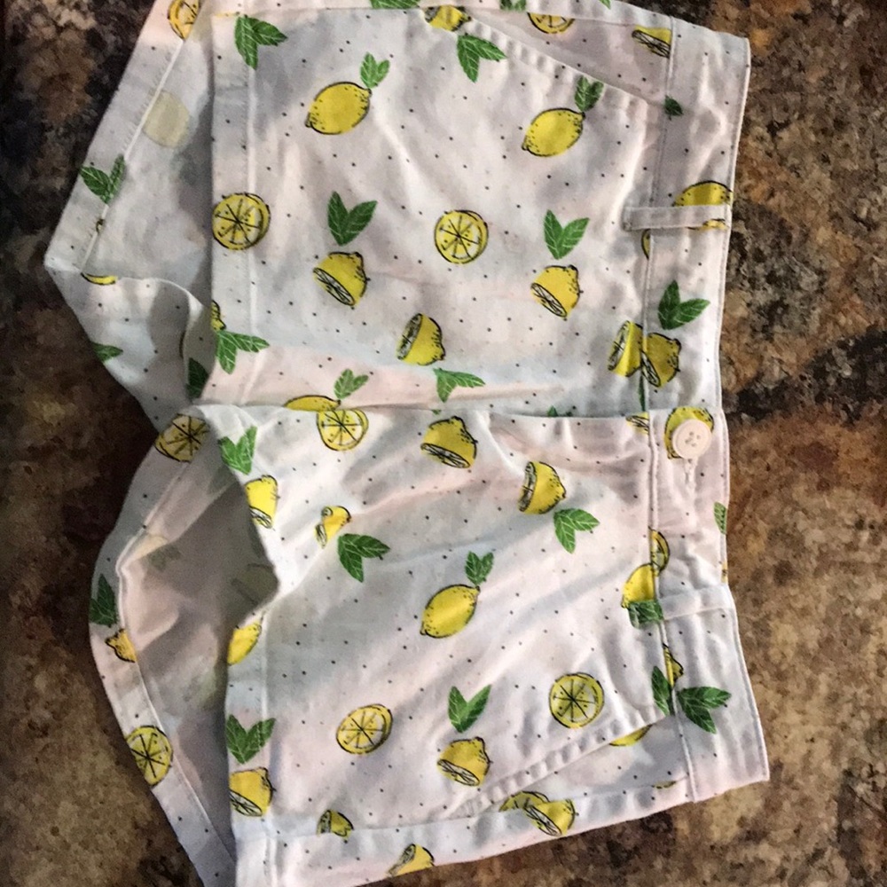 White shortie shorts with a lemon print.